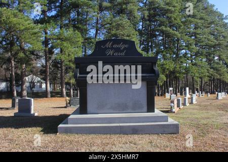 Tyler TX - 4 gennaio 2024: Cripta nel Rose Hill Cemetery progettata per sembrare un pianoforte. Tomba di Madge Ward situata a Tyler, Texas Foto Stock