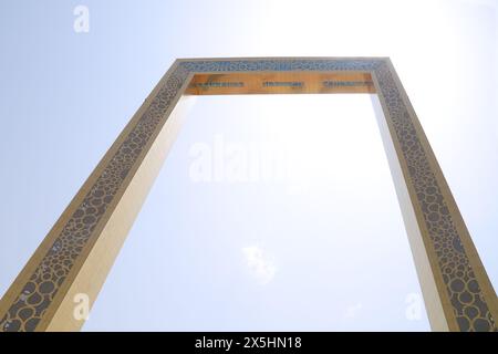 Dubai, Emirati Arabi Uniti - 4 settembre 2023: Cornice di Dubai. Edificio di forma dorata come cornice per immagini. Parco Zabeel. Foto Stock