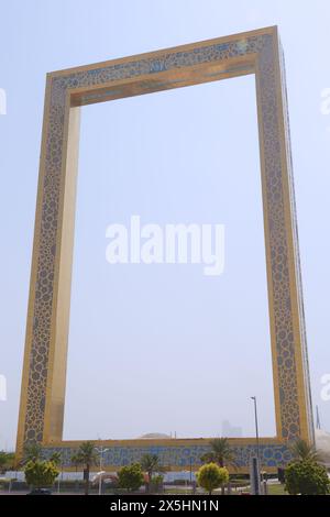Dubai, Emirati Arabi Uniti - 4 settembre 2023: Cornice di Dubai. Edificio di forma dorata come cornice per immagini. Parco Zabeel. Foto Stock
