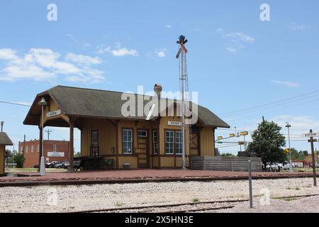 Bertram, Texas - 8 giugno 2023: Storico deposito ferroviario nel giorno delle nuvole a Bertram, Texas Foto Stock