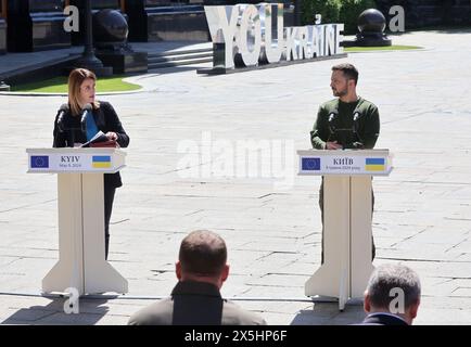 Non esclusivo: KIEV, UCRAINA - 9 MAGGIO 2024 - Presidente dell'Ucraina Volodymyr Zelenskyy e Presidente del Parlamento europeo Roberta Metsola tengono un Foto Stock