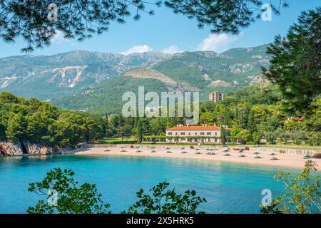 Vista panoramica della spiaggia di Milocer (King's) e delle montagne sulla riviera Adriatica. Montenegro Foto Stock