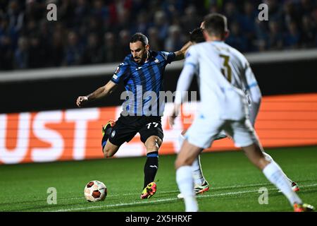 Davide Zappacosta (Atalanta)Leonardo Balerdi (OM Marseille) durante la partita di UEFA Europa League tra l'Atalanta 3-0 Olympique Marseille allo Stadio Gewiss il 9 maggio 2024 a Bergamo. Crediti: Maurizio Borsari/AFLO/Alamy Live News Foto Stock