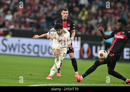 Sardar Azmoun (Roma)Edmond Tapsoba (Bayer 04 Leverkusen) durante la partita di UEFA Europa League tra il Bayer Leverkusen 2-2 Roma allo stadio BayArena il 9 maggio 2024 a Leverkusen, Germania. Crediti: Maurizio Borsari/AFLO/Alamy Live News Foto Stock