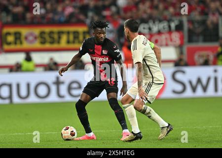 Edmond Tapsoba (Bayer 04 Leverkusen)Lorenzo Pellegrini (Roma) durante la partita di UEFA Europa League tra il Bayer Leverkusen 2-2 Roma allo stadio BayArena il 9 maggio 2024 a Leverkusen, Germania . Crediti: Maurizio Borsari/AFLO/Alamy Live News Foto Stock