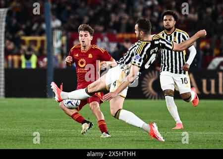 Tommaso Baldanzi di AS Roma e Federico gatti della Juventus FC competono per il pallone durante la partita di serie A tra AS Roma e Juventus FC allo Stadio Foto Stock