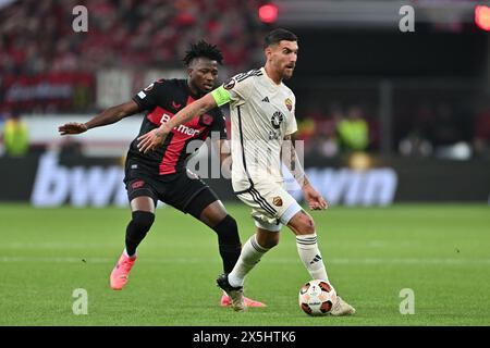 Lorenzo Pellegrini (Roma)Edmond Tapsoba (Bayer 04 Leverkusen) durante la partita di UEFA Europa League tra il Bayer Leverkusen 2-2 Roma allo stadio BayArena il 9 maggio 2024 a Leverkusen, Germania. Crediti: Maurizio Borsari/AFLO/Alamy Live News Foto Stock