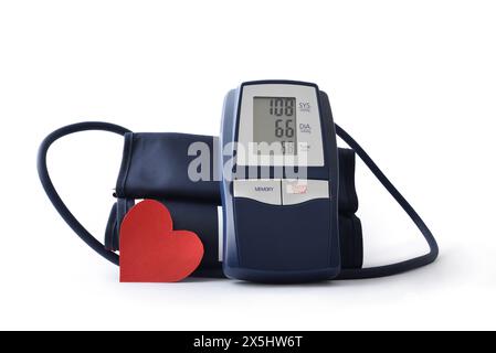 Misuratore digitale della pressione sanguigna blu per uso domestico con ritaglio del cuore rosso per il monitoraggio della pressione sanguigna su sfondo bianco isolato. Vista frontale. Foto Stock
