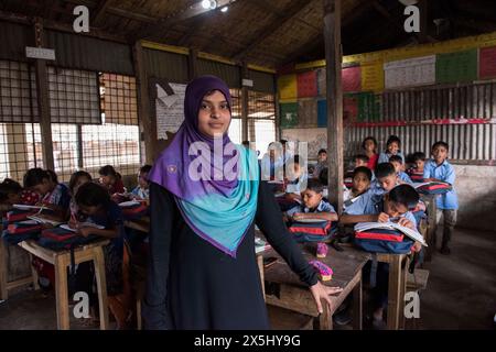 Bangladesh, Cox's Bazar. Bambini che imparano a scuola nel Kutupalong Rohingya Refugee Camp. (Solo per uso editoriale) Foto Stock