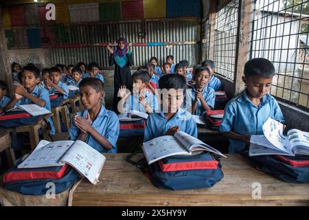 Bangladesh, Cox's Bazar. Bambini che imparano a scuola nel Kutupalong Rohingya Refugee Camp. (Solo per uso editoriale) Foto Stock