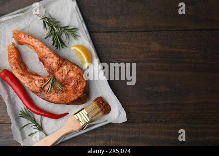 Marinata fresca, pesce e altri prodotti su un tavolo di legno, vista dall'alto. Spazio per il testo Foto Stock