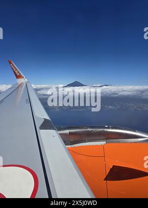 Vista da un aereo Easyjet con il monte Teide sullo sfondo durante l'avvicinamento all'aeroporto di Tenerife, Spagna Foto Stock