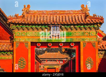 Porta di pietra, Gugong, città Proibita. Figure sul tetto che decorano il Palazzo dell'Imperatore, Pechino, Cina. I caratteri cinesi dicono "Shin Guang Shi Men o New Light Stone Gate" Foto Stock