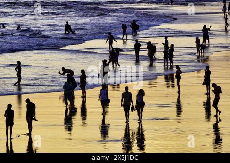 Tramonto a Echo Beach, Bali, Indonesia. La folla si riunisce per lo spettacolo serale. Foto Stock