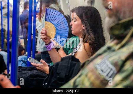 Londra, Regno Unito. 9 maggio 2024. Usare un ventilatore per rinfrescarsi - l'estate sembra essere in viaggio, poiché il caldo rende la vita scomoda per alcuni sulla metropolitana di Londra. Crediti: Guy Bell/Alamy Live News Foto Stock