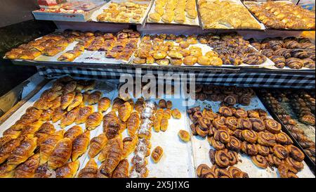 Israele, Gerusalemme. Venditori ambulanti al mercato Mahane Yehuda. Foto Stock