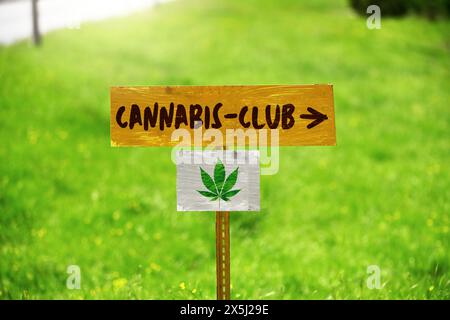 FOTOMONTAGE, Schild mit Hanfblatt und Aufschrift Cannabis-Club Foto Stock