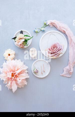 Elegante appartamento nuziale con gioielli e motivi floreali su una ba pastello Foto Stock