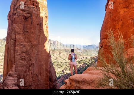 Una femmina escursionista si affaccia sulla vista di Sedona, Arizona Foto Stock