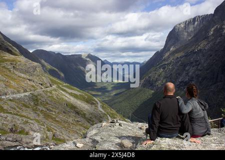 Coppia che si gode la vista della Majestic Mountain Valley di Trollstigen Foto Stock