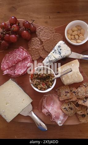 Tagliere di salumi con formaggi e carni assortiti Foto Stock