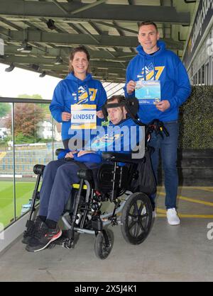 Rob Burrow (al centro) con sua moglie Lindsey Burrow e Kevin Sinfield (a destra) durante una telefonata per la Rob Burrow Leeds Marathon. Data foto: Venerdì 10 maggio 2024. Foto Stock