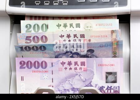 Nuovo dollaro di Taiwan in una macchina di conteggio Foto Stock