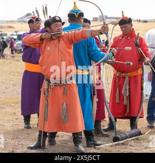 Asia, Mongolia, provincia di Bayan-Olgii. Altai Eagle Festival, uomini kazaki vestiti con abiti tradizionali si preparano a sparare ai loro bersagli di argilla. (Solo per uso editoriale) Foto Stock