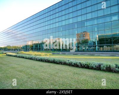 Fabbrica di vetro con un riflesso impressionante Foto Stock