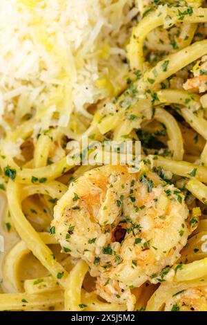 pasta con gamberi, pesto e parmigiano Foto Stock
