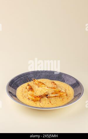 zuppa di formaggio con gamberi su un piatto Foto Stock