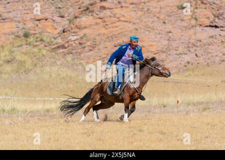 Asia, Mongolia, provincia di Bayan-Oglii. Altai Eagle Festival, un uomo mostra la sua abilità a cavallo. (Solo per uso editoriale) Foto Stock