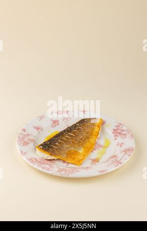 filetto di pesce fritto su un piatto dipinto Foto Stock