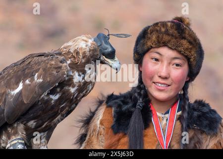 Asia, Mongolia, provincia di Bayan-Oglii. Altai Eagle Festival, ritratto di una donna kazaka con la sua aquila d'oro. (Solo per uso editoriale) Foto Stock