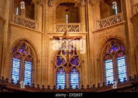 Crocifisso Basilica di vetro colorato Chiesa di San Nizier Lione Francia Foto Stock