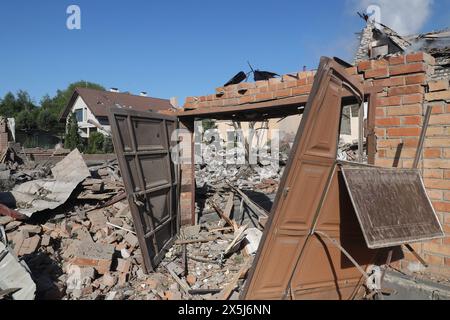 CHARKIV, UCRAINA - 10 MAGGIO 2024 - i cancelli sono danneggiati dopo un attacco missilistico russo, Charkiv, Ucraina nord-orientale. La notte del 10 maggio, gli invasori russi attaccarono Charkiv con un missile S-300. Un bambino di 11 anni e una donna di 72 anni sono rimasti feriti a causa dell'attacco al settore privato. Tre case erano in fiamme, due di loro sono state distrutte e una è stata danneggiata. In totale, 26 edifici sono stati distrutti e più di 300 finestre sono state distrutte. Foto Stock