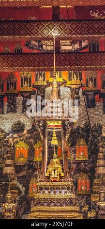 Tempio Wat del Buddha di Smeraldo Giada Phra Kaew, Grand Palace, Bangkok, Thailandia. Trovato nel 1434, il Palazzo Symbol of Thailand fu la residenza del re di Thailandia dal 1782 al 1925. (Solo per uso editoriale) Foto Stock