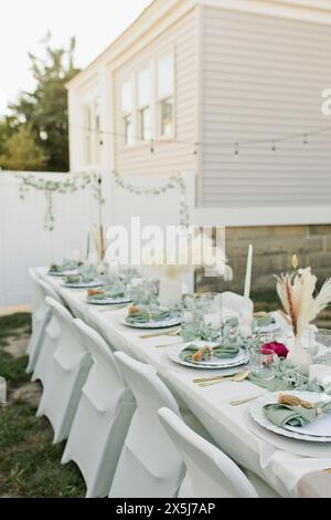 Decorazioni per matrimoni boho con bastoncini di candele, accenti verdi, pampas erba Foto Stock