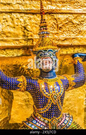 Statua colorata dei guardiani stupa pagoda d'oro, Grand Palace, Bangkok, Thailandia. Palace è stato un complesso di edifici e residenza del re di Thailandia dal 1782 al 1925 Foto Stock