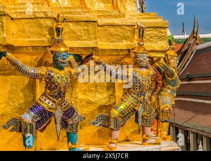 Colorato stupa pagoda dorato dei Guardiani, Grand Palace, Bangkok, Thailandia. Palace è stato un complesso di edifici e residenza del re di Thailandia dal 1782 al 1925 Foto Stock