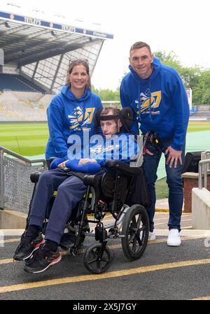 Rob Burrow (al centro) con sua moglie Lindsey Burrow e Kevin Sinfield (a destra) durante una telefonata per la Rob Burrow Leeds Marathon. Data foto: Venerdì 10 maggio 2024. Foto Stock