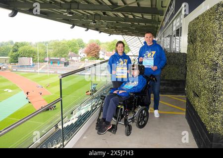 Rob Burrow (al centro) con sua moglie Lindsey Burrow e Kevin Sinfield (a destra) durante una telefonata per la Rob Burrow Leeds Marathon. Data foto: Venerdì 10 maggio 2024. Foto Stock