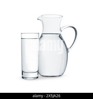 Bicchiere e caraffa con acqua isolata su bianco Foto Stock