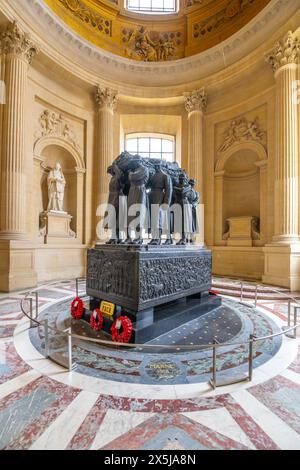 L'ultimo luogo di riposo del maresciallo Foch, situato all'interno della storica Les Invalides a Parigi, adornato da corone e sculture. Parigi, Francia Foto Stock