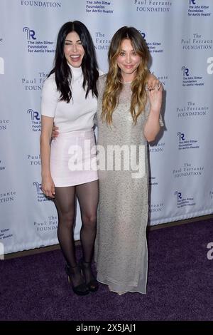 Briana Cuoco und Kaley Cuoco bei der Evening from the Heart Gala 2024 zugunsten der John Ritter Foundation for Aortic Health im Sunset Room. Los Angeles, 09.05.2024 *** Briana Cuoco e Kaley Cuoco alla sera dal Heart Gala 2024 a beneficio della John Ritter Foundation for Aortic Health alla Sunset Room Los Angeles, 09 05 2024 foto:xD.xStarbuckx/xFuturexImagex Heart Gala 4583 Foto Stock