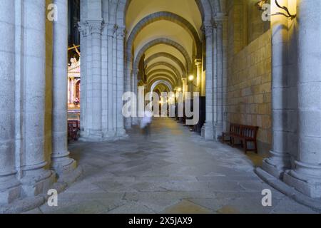 Lugo, Spagna - 10 maggio 2024: Immagine notturna della Cattedrale di Santa Maria a Lugo, che mette in risalto gli archi in pietra illuminati che creano un ambiente tranquillo Foto Stock