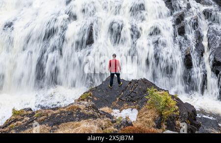 Man vs Water, Voringsfossen, cascata in Norvegia Foto Stock