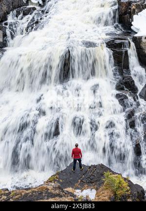 Man vs Water, Voringsfossen, cascata in Norvegia Foto Stock