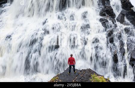 Man vs Water, Voringsfossen, cascata in Norvegia Foto Stock