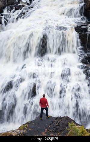 Man vs Water, Voringsfossen, cascata in Norvegia Foto Stock